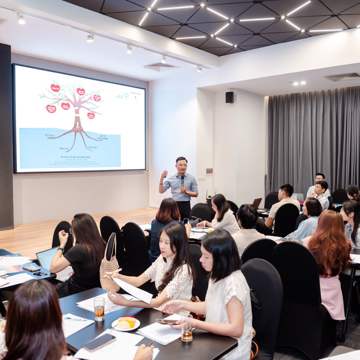 Dành cho những người đã đi làm 10-20 năm: Bạn đang duy trì sự nghiệp hay chỉ đang giữ cho nó không sụp&nbsp;đổ?